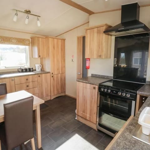 Cabin | Private kitchen | Fridge, microwave, oven, stovetop