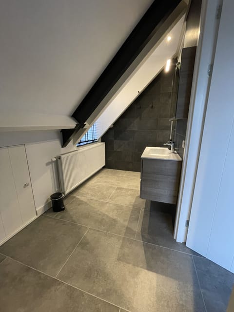 Comfort Room | Bathroom | Free toiletries, hair dryer