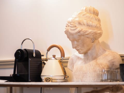 Honeymoon Suite | Living area | 130-cm Smart TV with cable channels, Netflix, streaming services