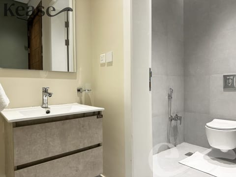 Design Apartment, 3 Bedrooms | Bathroom | Free toiletries, hair dryer, bathrobes, towels