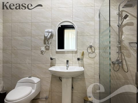 Design Apartment, 3 Bedrooms | Bathroom | Free toiletries, hair dryer, bathrobes, slippers