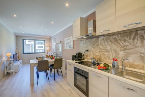 Fridge, oven, stovetop, coffee/tea maker