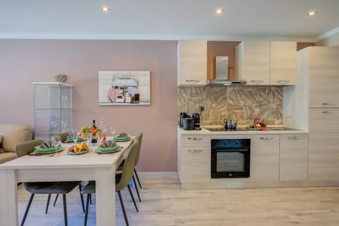 Fridge, oven, stovetop, coffee/tea maker