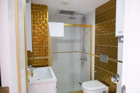 Deluxe Suite, 1 Queen Bed with Sofa bed | Bathroom | Combined shower/tub, rainfall showerhead, hair dryer, towels