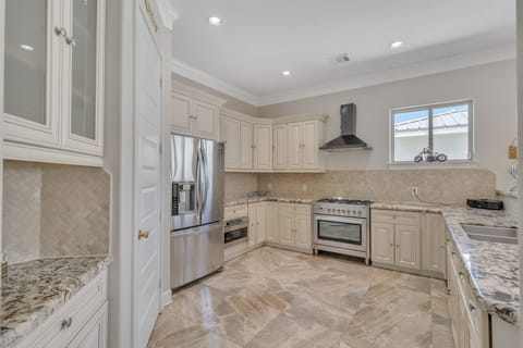 House, 3 Bedrooms | Private kitchen | Fridge, oven, coffee/tea maker