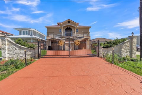 House, 3 Bedrooms | Property grounds