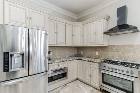 House, 3 Bedrooms | Private kitchen | Fridge, oven