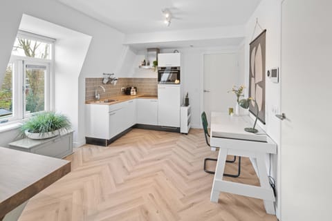 The perfect mix of modern design and cozy warmth. Appartement Roosendaal invites you in.
De perfecte mix van modern design en gezellige warmte. Appartement Roosendaal verwelkomt je.
Die perfekte Mischung aus modernem Design und gemütlicher Wärme. Appartement Roosendaal heißt Sie willkommen.