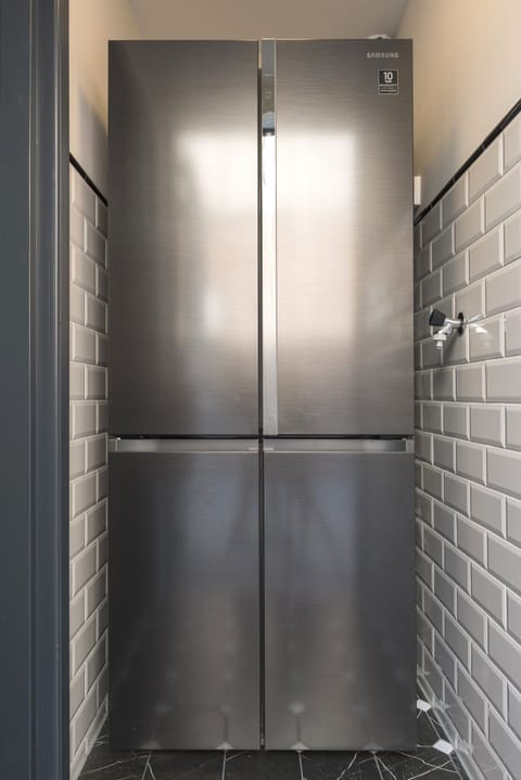 The fridge is available for you to store drinks, snacks, or leftovers during your stay.
Ideaal voor een kort verblijf of festivalweekend—slaap knus in deze kamer vlak bij Efteling overnachten en Poppodium 013.