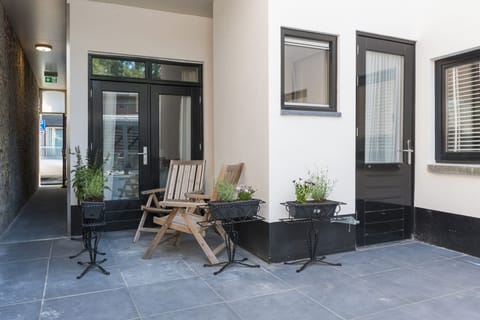 Feel at ease in our stylish and functional seating space. Your perfect base in Tilburg Centrum—Bed and Coffee offers soft beds, kitchen access, and a cheap stay close to Efteling and Poppodium 013.