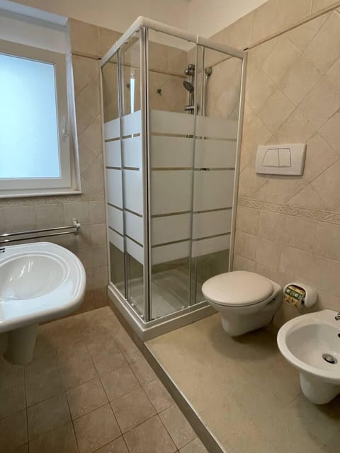 Classic Double Room | Bathroom | Shower, rainfall showerhead, free toiletries, hair dryer