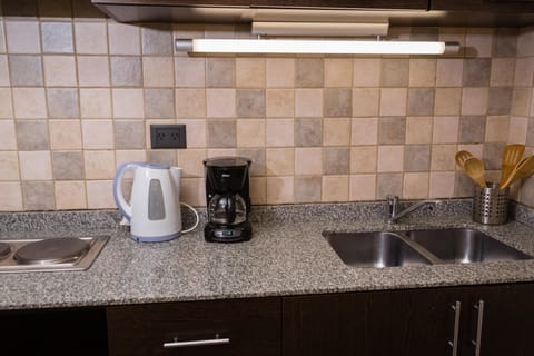 Studio | Private kitchen | Full-size fridge, microwave, coffee/tea maker, cookware/dishes/utensils