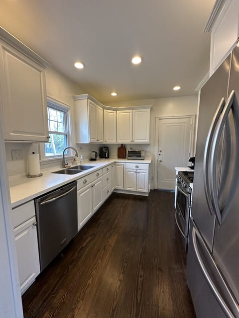 Full kitchen with all you need for mouth-watering meals!