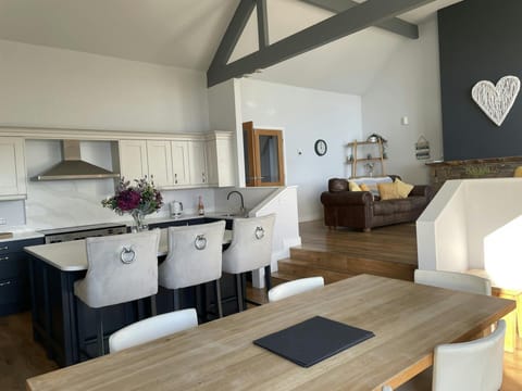 Open plan kitchen diner, 6 seater dining table, kitchen island with 3 bar stools