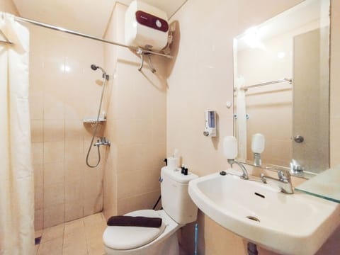 Apartment | Bathroom | Shower, free toiletries, towels, soap