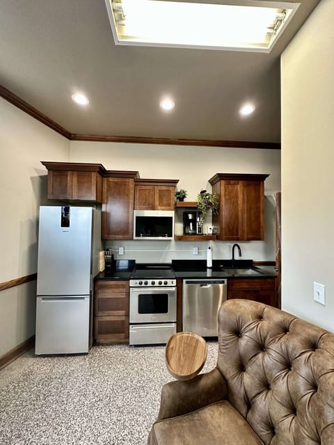 Eastwood Suite | Private kitchen | Full-size fridge, microwave, oven, stovetop