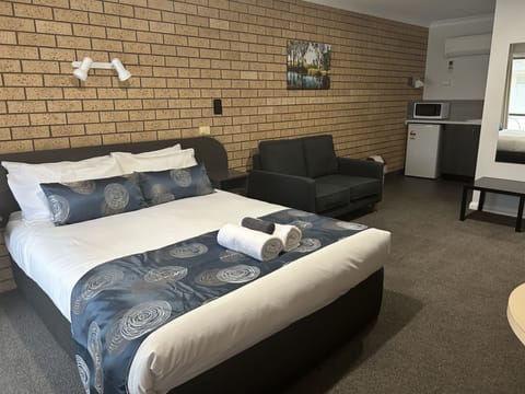 Superior Room, 1 Queen Bed | Premium bedding, blackout drapes, iron/ironing board, free WiFi