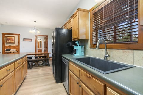 Cabin, Multiple Beds, Jetted Tub, Mountain View | Private kitchen | Fridge, microwave, oven, stovetop