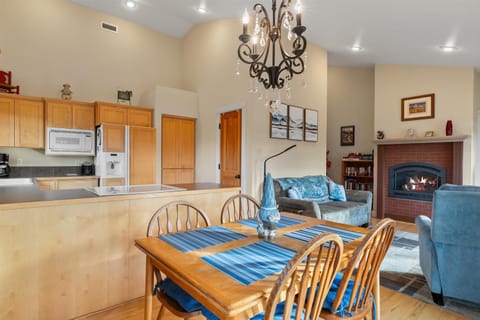 Condo, Multiple Beds, Pool Access, Mountain View | In-room dining