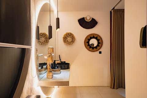 Villa | Bathroom | Shower, rainfall showerhead, free toiletries, hair dryer