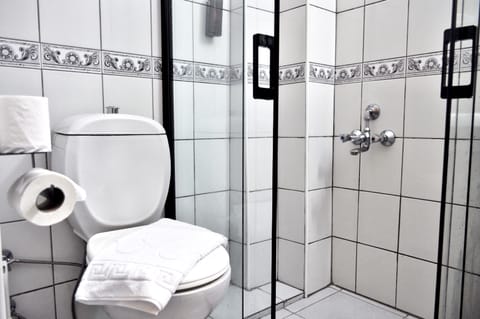 City Room | Bathroom | Shower, hair dryer, bidet, towels