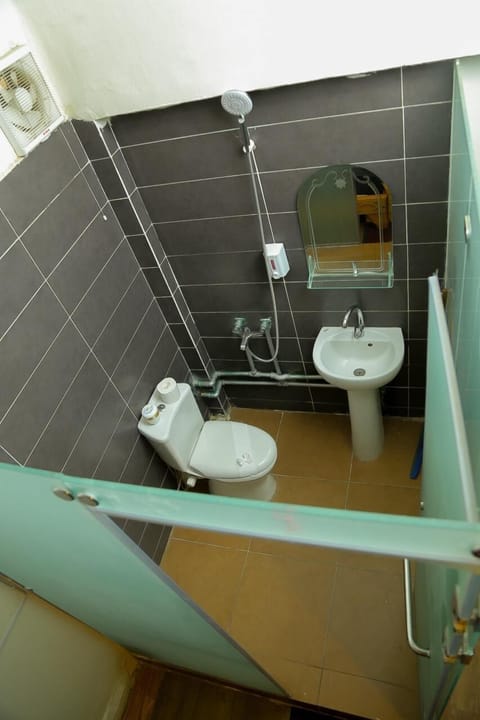 Classic Twin Room, City View | Bathroom