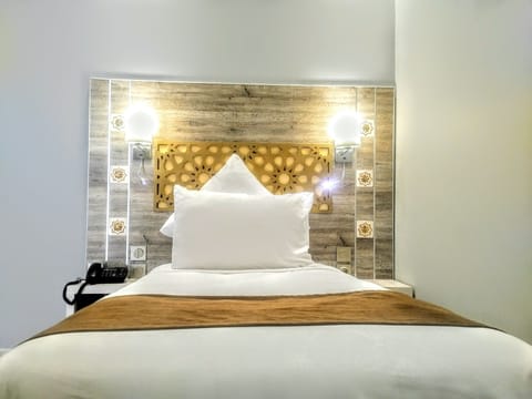 Single Room, 1 Large Twin Bed, Private Bathroom | Premium bedding, minibar, laptop workspace, free WiFi