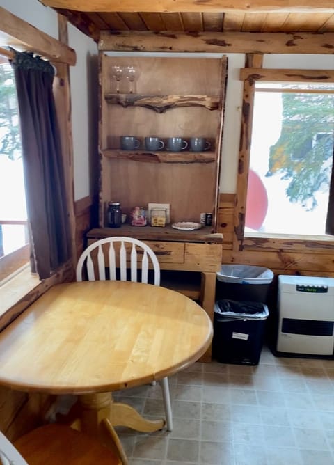 Munchin Moose Cabin  | Living area | Books