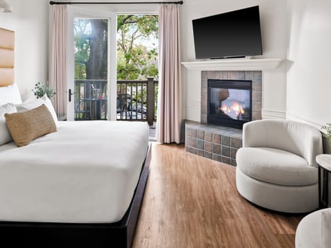 Deluxe Room | Premium bedding, down comforters, pillowtop beds, desk