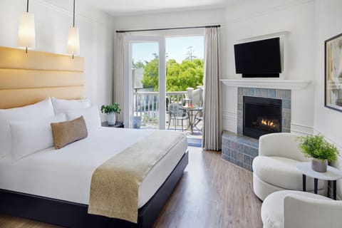 Deluxe Room | Premium bedding, down comforters, pillowtop beds, desk