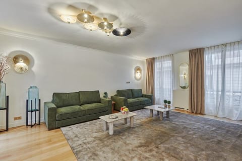 grand salon avec 2 canapés lits