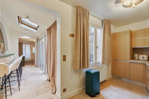 Cuisine entièrement équipée avec machine à café nespresso, machine à laver séchante, lave vaisselle, four, micro onde