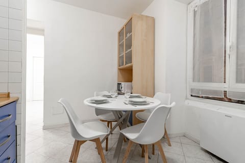 Dining table (3)