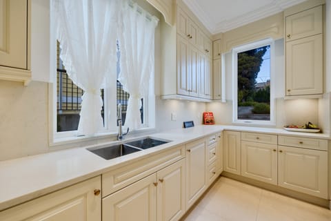 We mostly use this kitchen, which can effectively isolate smoke