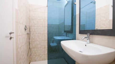 Deluxe Room | Bathroom | Shower, hair dryer, bidet, towels