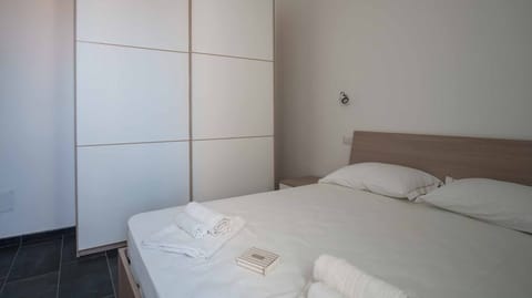 Grand Room | Soundproofing, iron/ironing board, free WiFi, bed sheets