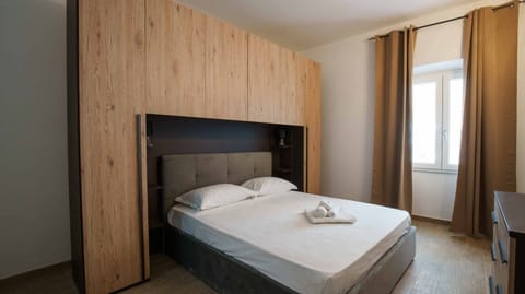 Deluxe Room | Soundproofing, iron/ironing board, free WiFi, bed sheets