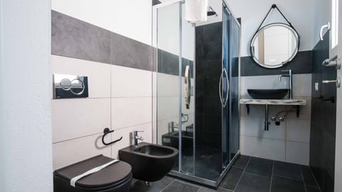 Superior Room | Bathroom | Shower, hair dryer, bidet, towels