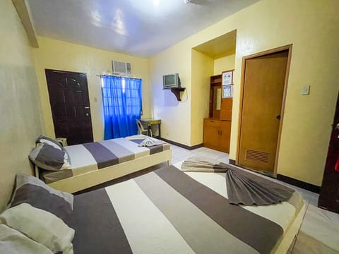 Quadruple Room | Desk, free WiFi, bed sheets