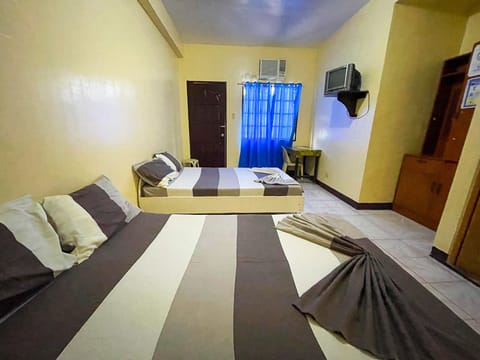 Quadruple Room | Desk, free WiFi, bed sheets