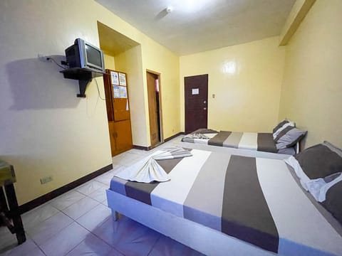 Quadruple Room | Desk, free WiFi, bed sheets