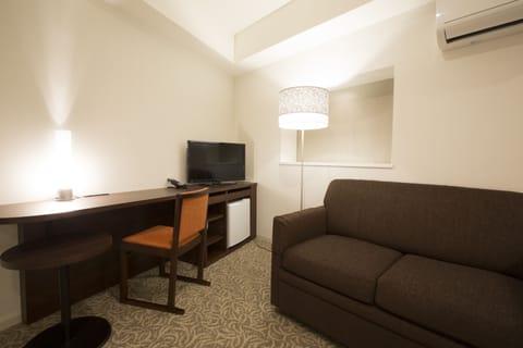 Premium Twin Room | Living area | Flat-screen TV, pay movies