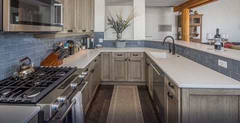 Upgraded kitchen, fully stocked