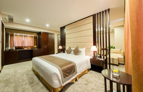 Executive Suite | 1 bedroom, premium bedding, minibar, in-room safe