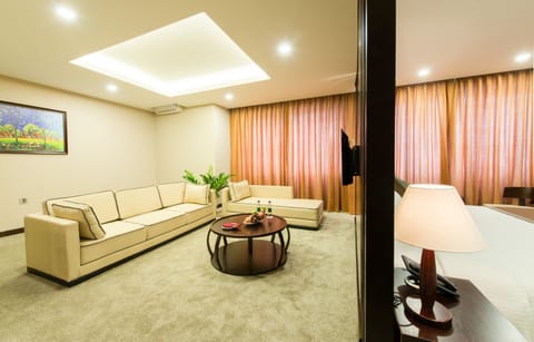 Executive Suite | Living room | 42-inch flat-screen TV with cable channels, TV