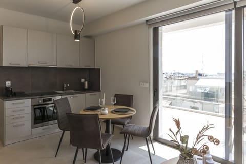 Deluxe Penthouse, City View | In-room dining