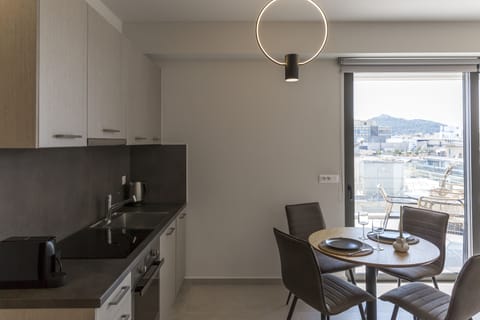 Deluxe Penthouse, City View | In-room dining