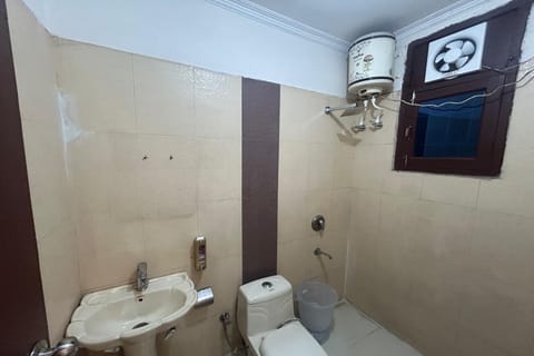 Deluxe Room | Bathroom | Separate tub and shower, rainfall showerhead, free toiletries