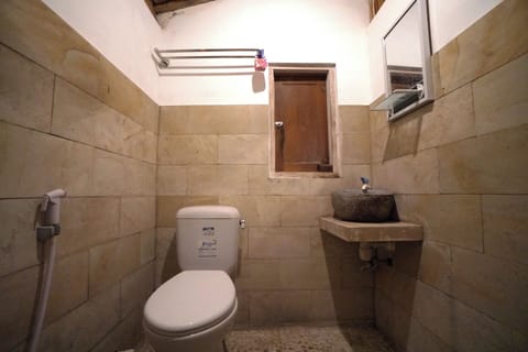 Family Suite | Bathroom | Shower, rainfall showerhead, free toiletries, bidet