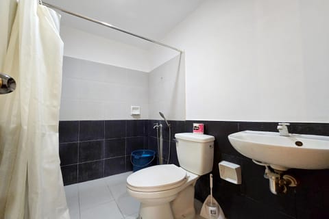 Standard Room | Bathroom | Shower, rainfall showerhead, bidet, towels